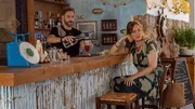 Renate (Deborah Kaufmann) l&auml;sst sich von Nikos (Angelos Andriopoulos) einen Drink machen.