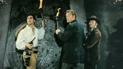 Der deutsche Arzt Dr. Karl Sternau (Lex Barker, M.) und seine Begleiter Graf Alfonso (G&eacute;rard Barray, l.) und Andr&eacute; Hasenpfeffer (Ralf Wolter, r.) werden von den Banditen erpresst, das Geheimnis um den Aztekenschatz zu l&uuml;ften.
