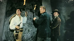 Der deutsche Arzt Dr. Karl Sternau (Lex Barker, M.) und seine Begleiter Graf Alfonso (G&eacute;rard Barray, l.) und Andr&eacute; Hasenpfeffer (Ralf Wolter, r.) werden von den Banditen erpresst, das Geheimnis um den Aztekenschatz zu l&uuml;ften.