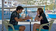Zwischen Daphne (Clara Vogt, re.) und Dimitri (Michalis Psalidas) knistern es.
