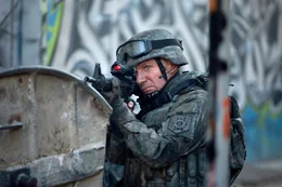 Nach seiner Verbannung sinnt General Coriolanus (Ralph Fiennes) auf Rache und k&auml;mpft daf&uuml;r mit aller Macht und Gnadenlosigkeit auch an vorderster Front.