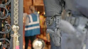 Polizist vor einer Shisha-Bar