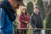 R&uuml;ckblende: Vera H&ouml;hne (Muriel Baumeister, M.) und Ulf H&ouml;hne (Rainer Strecker, r.) leiden sehr unter ihrem direkten Nachbarn Torben Weise (Uwe Fischer, l.). Sie drohen ihm mit der Polizei.