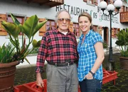 SF unterwegs - Costa Rica Schweizer Auswanderer Franz Ulrich mit Moderatorin Wasiliki Goutziomitros SF unterwegs - Costa Rica Schweizer Auswanderer Franz Ulrich mit Moderatorin Wasiliki Goutziomitros
