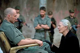 Volumnia (Vanessa Redgrave), die Mutter von Coriolanus, beschw&ouml;rt ihren Sohn (Ralph Fiennes, vorne links), den Kampf gegen Rom abzubrechen.