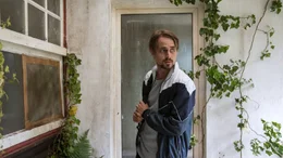 Tobias Menne (Constantin von Jascheroff) erscheint vor dem verlassenen Haus, das seine Jugend gepr&auml;gt hat.