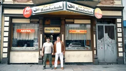 Das Bild zeigt &bdquo;Zum Goldenen Handschuh&ldquo;, eine legend&auml;re Kneipe im Hamburger Stadtteil St. Pauli, die f&uuml;r ihre Verbindung zu einem der ber&uuml;chtigtsten Serienm&ouml;rder Deutschlands bekannt ist.
