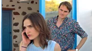 Papa-Tochter-Urlaub auf Kreta: Volker (Fabian Hinrichs) und Daphne (Clara Vogt) m&uuml;ssen zusammenhalten.