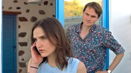 Papa-Tochter-Urlaub auf Kreta: Volker (Fabian Hinrichs) und Daphne (Clara Vogt) m&uuml;ssen zusammenhalten.