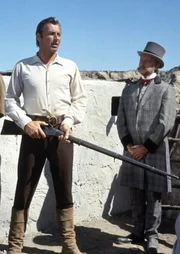 Nachdem Kara Ben Nemsi (Lex Barker, links) den schrulligen englischen Lord Lindsay (Dieter Borsche) und seinen Butler Archibald aus der Hand t&uuml;rkischer Soldaten befreit haben, gelingt es der Reisegruppe, Mohammeds Sohn vor dem Galgen zu retten. Schlie&szlig;lich &uuml;berf&uuml;hren sie den Machredsch des hinterh&auml;ltigen Verrats.