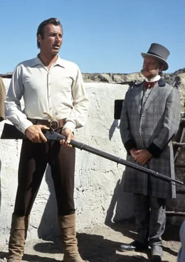 Nachdem Kara Ben Nemsi (Lex Barker, links) den schrulligen englischen Lord Lindsay (Dieter Borsche) und seinen Butler Archibald aus der Hand t&uuml;rkischer Soldaten befreit haben, gelingt es der Reisegruppe, Mohammeds Sohn vor dem Galgen zu retten. Schlie&szlig;lich &uuml;berf&uuml;hren sie den Machredsch des hinterh&auml;ltigen Verrats.
