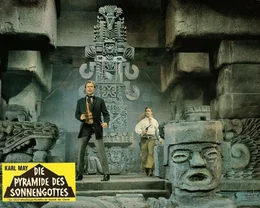3. Auf der Jagd nach skrupellosen Schatzr&auml;ubern gelangen Dr. Karl Sternau (Lex Barker, li.) und sein Begleiter Leutnant Potoca (Gutavo Rojo) in die Pyramide des Sonnengottes.
