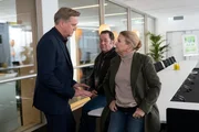 Verla Lanz (Katharina B&ouml;hm, r.) und Paul B&ouml;hmer (J&uuml;rgen Tonkel, M.) wollen Unternehmensberater Urs Miller (Patrick von Blume, l.) aus der Reserve locken. Wo war er zur Tatzeit?
