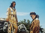 Gemeinsam gegen die Banditen: Winnetou (Pierre Brice, li) und sein Freund Old Firehand (Rod Cameron).