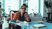 Wenn sie dicke Brillengl&auml;ser und Lupe ben&ouml;tigt, kann Nachbarin Ingeborg Schuster (Christiane Blumhoff) doch nichts Relevantes vor dem Mord gesehen haben, oder?