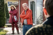 Vera H&ouml;hne (Muriel Baumeister, l.) und Ulf H&ouml;hne (Rainer Strecker, M.) haben unerwarteten Besuch von einem Unbekannten (Urs Fabian Winiger, r.), der seit einigen Tagen immer wieder vor ihrem Grundst&uuml;ck unangemeldet auftaucht.