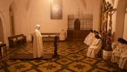 Der Tag beginnt in aller Fr&uuml;he mit Gebeten. Margarethe liest im Kapitelsaal aus der Ordensregel.