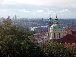 Eine kulinarische und kulturelle Reise entlang und rund um die Fl&uuml;sse Mitteleuropas. Im Vordergrund stehen das Wasser, die St&auml;dte und die Menschen - wie sie leben, wie sie feiern und vor allem, wie sie kochen.  Im Bild: Prag.
