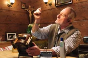 Alfons (Sepp Schauer) repariert erfolgreich die alte Uhr.