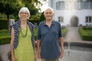 Hinter den Hecken Märchenschloss-Garten in Berg SG Staffel 5 Folge 4 Agnes Bosshart und Dölf Röösli im Märchenschloss-Garten 2022 Hinter den Hecken Märchenschloss-Garten in Berg SG Staffel 5 Folge 4 Agnes Bosshart und Dölf Röösli im Märchenschloss-Garten 2022