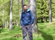 SRF bi de L&uuml;t Wunderland Staffel 2, Episode 6 Moderator Nik Hartmann auf dem Weg zum Piz Beverin