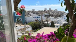 Die Choras  ist der traditionelle Hauptort griechischer Inseln. Die Chora von Amorgos ist ein Bilderbuchort - schneewei&szlig;e H&auml;user, blaue Fensterl&auml;den, pittoreske Gassen mit kleinen Kirchen und Kapellen.