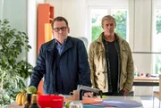 Beim Ehepaar Tuchmann erfahren die Kommissare Lars Engeln (Ingo Naujoks, l.) und Finn Kiesewetter (Sven Martinek, r.) Details &uuml;ber das Mordopfer, die sie aufhorchen l&auml;sst.