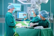 W&auml;hrend einer Operation h&auml;lt Dr. Lea Peters (Anja Nejarri, 2.v.re.) pl&ouml;tzlich inne. Dr. Philipp Brentano (Thomas Koch, li.), Dr. Kathrin Globisch (Andrea Kathrin Loewig, 2.v.li.) und die OP-Schwester (Komparsin, re.) sind irritiert. Die schwangere Lea sp&uuml;rt zum ersten Mal Kindsbewegungen und war kurz abgelenkt.