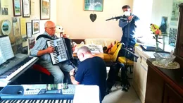 Roland T&uuml;mmler, Musiker und Komponist des Leitermacherliedes mit Kamerateam