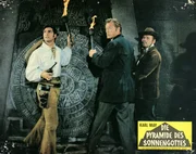 Der deutsche Arzt Dr. Karl Sternau (Lex Barker, M.) und seine Begleiter Graf Alfonso (G&eacute;rard Barray, l.) und Andr&eacute; Hasenpfeffer (Ralf Wolter, r.) werden von den Banditen erpresst, das Geheimnis um den Aztekenschatz zu l&uuml;ften.