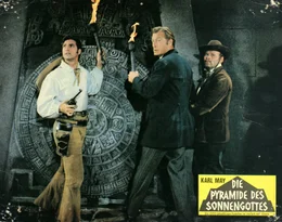 Der deutsche Arzt Dr. Karl Sternau (Lex Barker, M.) und seine Begleiter Graf Alfonso (G&eacute;rard Barray, l.) und Andr&eacute; Hasenpfeffer (Ralf Wolter, r.) werden von den Banditen erpresst, das Geheimnis um den Aztekenschatz zu l&uuml;ften.