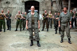 Aus Feinden werden Verb&uuml;ndete: General Coriolanus (Ralph Fiennes, vorne links) und Aufidius (Gerard Butler) schlie&szlig;en sich und ihre M&auml;nner zusammen, um gegen Rom zu marschieren.