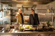 Die Kommissare Finn Kiesewetter (Sven Martinek, l.) und Lars Englen (Ingo Naujoks, r.) suchen in der K&uuml;che des Restaurants nach Hinweisen auf den Mord an Chefkoch Hagen Benschopp. Tats&auml;chlich werden die beiden f&uuml;ndig.