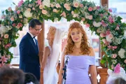 Jvy (Palina Rojinski, r.) hält eine berührende Rede zur Hochzeit von Jan (Šimon Obdržálek, l.) und Emma (Alli Neumann, M.). Jvy (Palina Rojinski, r.) hält eine berührende Rede zur Hochzeit von Jan (Šimon Obdržálek, l.) und Emma (Alli Neumann, M.).