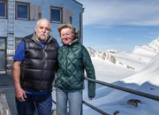 Christian Almer und Heidi K&ouml;nig vor der "M&ouml;nchsh&uuml;tte, VS"