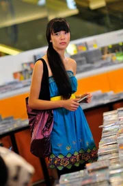 Jackie (Charlotte Nicdao) hat den Diebstahl beobachtet und erkennt, dass sie Chelseas Schicksal in ihren H&auml;nden h&auml;lt.