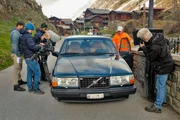 Originalschauplatz: Einer der verungl&uuml;ckten Lokf&uuml;hrer (gespielt von Dani Mangisch) stammt aus Blatten im Loetschental, wo einige Szenen gedreht wurden. Detail: Ja, 2006 sahen auch die Autos noch anders aus.