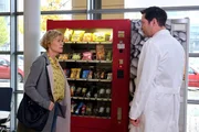 Simone Ostberger (Anne Kasprik) hat Dr. Philipp Brentano (Thomas Koch) bei dem Patientengespr&auml;ch mit ihrer Tochter beobachtet. Sie ahnt, dass es au&szlig;er der Amputation des Unterschenkels eine weitere M&ouml;glichkeit gibt. Doch Philipp muss die Klinikhierarchie beachten und versichert Simone, dass Dr. Heilmann ein gro&szlig;artiger Arzt ist und alles im Sinne ihrer Tochter tun wird.