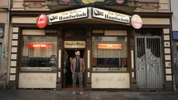 Das Bild zeigt &bdquo;Zum Goldenen Handschuh&ldquo;, eine legend&auml;re Kneipe im Hamburger Stadtteil St. Pauli, die f&uuml;r ihre Verbindung zu einem der ber&uuml;chtigtsten Serienm&ouml;rder Deutschlands bekannt ist.
