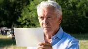 Johannes Fischer (Henry H&uuml;bchen) reist zu dem Ort, an dem das Foto der Freundesgruppe von 1995 gemacht wurde.