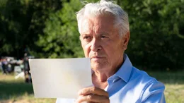 Johannes Fischer (Henry H&uuml;bchen) reist zu dem Ort, an dem das Foto der Freundesgruppe von 1995 gemacht wurde.