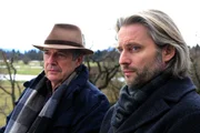 Andr&eacute; (Joachim L&auml;tsch, l.) und Michael (Erich Altenkopf, r.) suchen das Ferkel Theo.