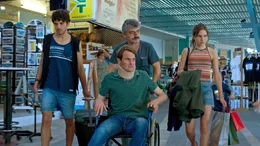 Jetzt halten alle zusammen: Dimitri (Michalis Psalidas, li.), Daphne (Clara Vogt, re.) Volker (Fabian Hinrichs, Mitte vorne) und Manolis (Dimitris Imellos, Mitte hinten).