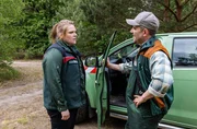 F&ouml;rsterin im Grunewald? F&uuml;r Jana eigentlich keine Option, sie hat's nicht so mit Menschen und Gro&szlig;stadttrubel. Aber in ihrem Leben muss eine Ver&auml;nderung her &ndash; und der Grunewald sucht eine neue Revierleiterin. "Berliner Besonderheiten" ist die 90-min&uuml;tige Auftaktepisode der geplanten neuen Reihe "Gro&szlig;stadtf&ouml;rsterin" von ARD Degeto und rbb. Der Film ist am 1. M&auml;rz 2024 auf dem Sendeplatz "Endlich Freitag im Ersten" zu sehen und online first ab Donnerstag, 29. Februar, in der ARD Mediathek verf&uuml;gbar. Regie f&uuml;hrte Sabine Bernardi nach einem Drehbuch von Beatrice Meier, die Bildgestaltung &uuml;bernahm Kaspar Kaven. - Revierleiterin Jana Doussi&egrave;re (Stefanie Reinsperger) und Forstwirt Robin Precht (Eugen Knecht) besprechen sich.