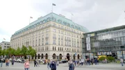 "Hotel-Legenden" erz&auml;hlt von Grandhotels als Orten mit Geschichte. Seit &uuml;ber 100 Jahren z&auml;hlt "das Adlon" zu den ber&uuml;hmtesten Hotels Deutschlands. Hier, im Schatten des Brandenburger Tores, logiert alles, was Rang und Namen hat. Das Hotel spiegelt die deutsche Geschichte. - Das Luxushotel wurde 1907 eingeweiht, bei Kriegsende zerst&ouml;rt und 1997 wieder neu er&ouml;ffnet.