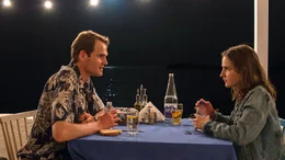 Volker (Fabian Hinrichs) versucht etwas &uuml;ber das Leben seiner Tochter Daphne (Clara Vogt) rauszufinden.