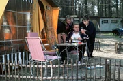 Familie aus Mutter, Tochter und Vater sind an ihrem Campingzelt.