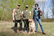 Kursleiter Lukas (l.) mit seinen Sch&uuml;tzlingen und Rocco (r.) beim Jagdhundetraining.