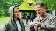 Dr. Theresa Wolff (Nina Gummich) &uuml;bergibt Hauptkommissar Bruno Lewandowski (Aurel Manthei) einen Ring, der bei der Leiche gefunden wurde.