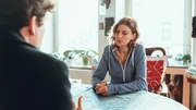 Was wei&szlig; Nachbarin Emma Galland (Clea Eden) &uuml;ber die Artikel des toten Journalisten Haarstr&auml;ubendes zu berichten?